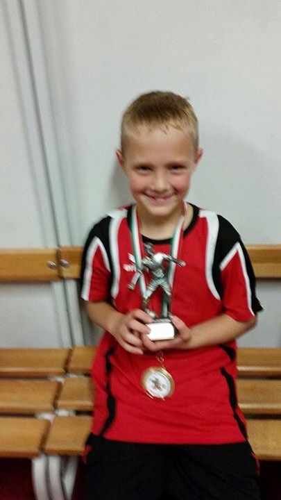 Lukas mit Pokal