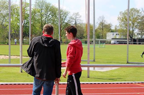 Besprechungen vor dem Lauf — mit Paul Zimmermann und Samuel Voges .