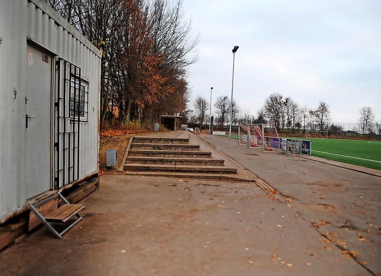 Der Sportplatz am Bröhnweg: Die TSV-Fußballer haben dort kein Vereinsheim. Die Spieler ziehen sich im Bauwagen um. Ist der Wasserpark erstmal saniert, können dort die Umkleiden und Duschen benutzt werden. Quelle: Jennifer Krebs