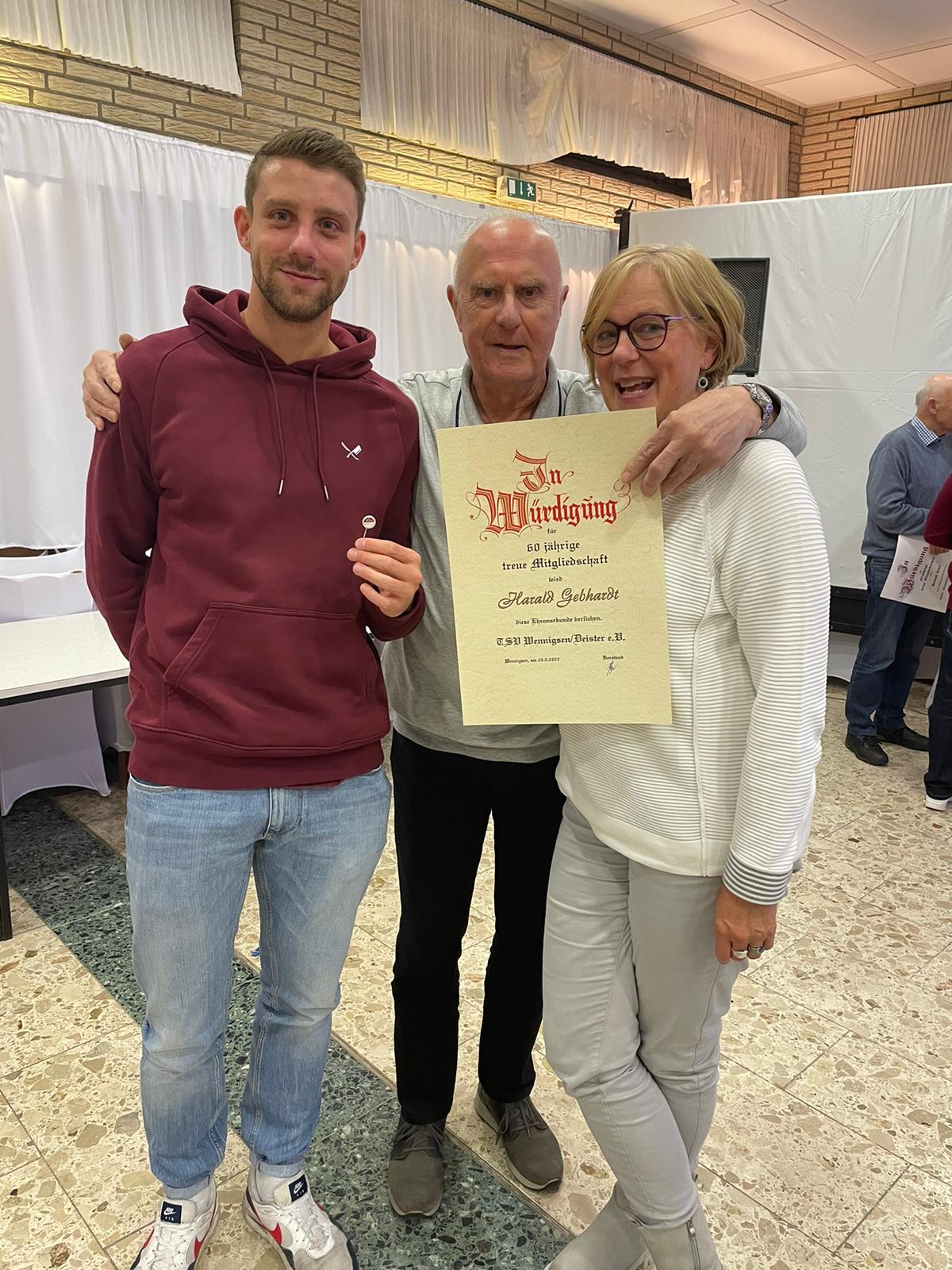 135 Jahre TSV Daniel Fetköther mit Opa Harald Gebhardt und Mutter Antje