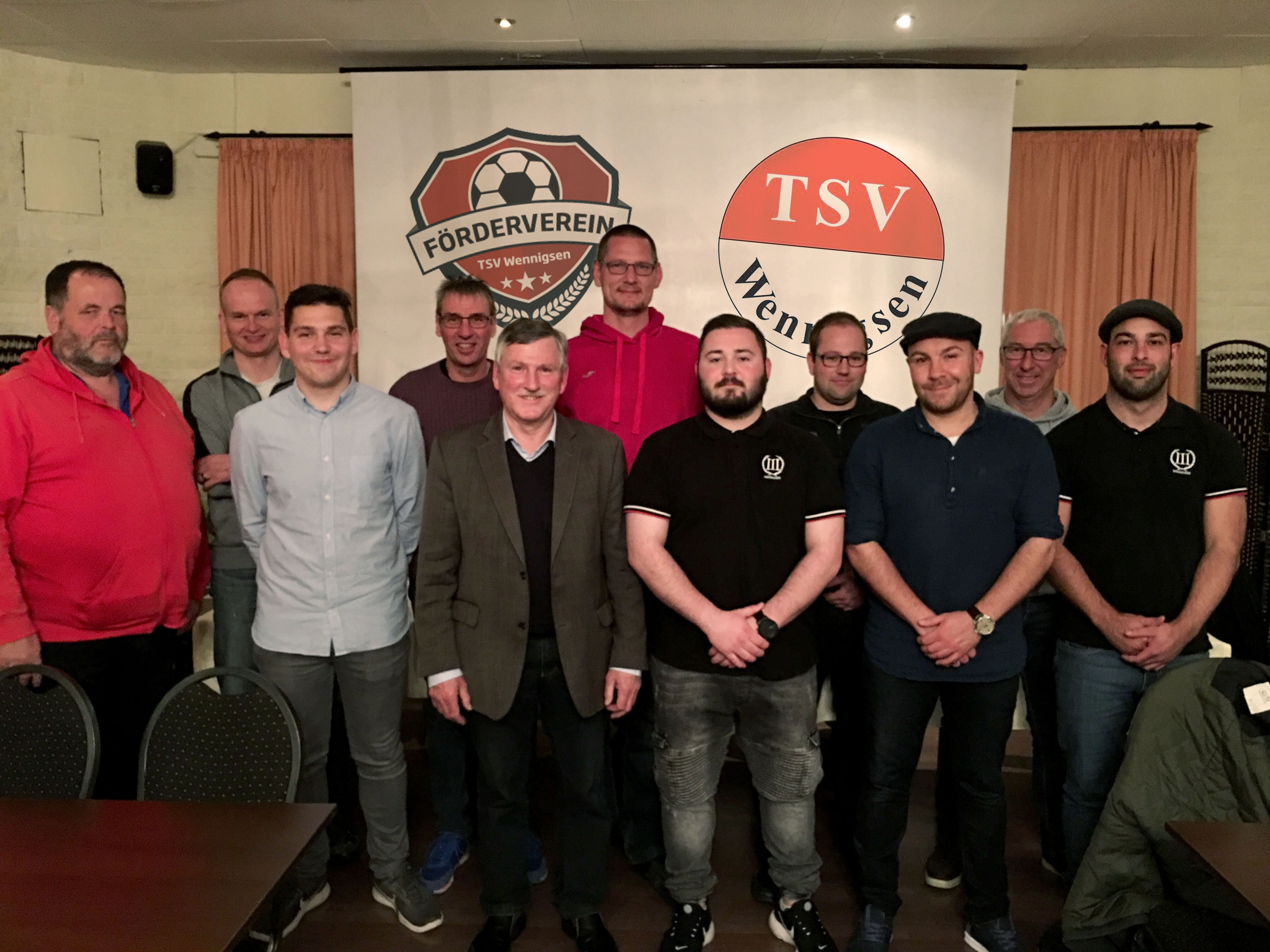 Der neue Vorstand (von links): Dieter Demme (3. Jugenleiter), Martin Röhl (2. Jugendleiter), Dominik Rönsch (SR-Obmann), Mathias Fetköther (Kassenwart), Jürgen Stegen (2. Spartenleiter), Rico Kruppa (1. Jugendleiter), Jan Dochow (SA-Obmann), Adrian Stegen (Schriftführer), Daniel Steinmüller (1. Spartenleiter), Dirk Geveke (Platzinspektor), Dennis Wasner (Pressewart)