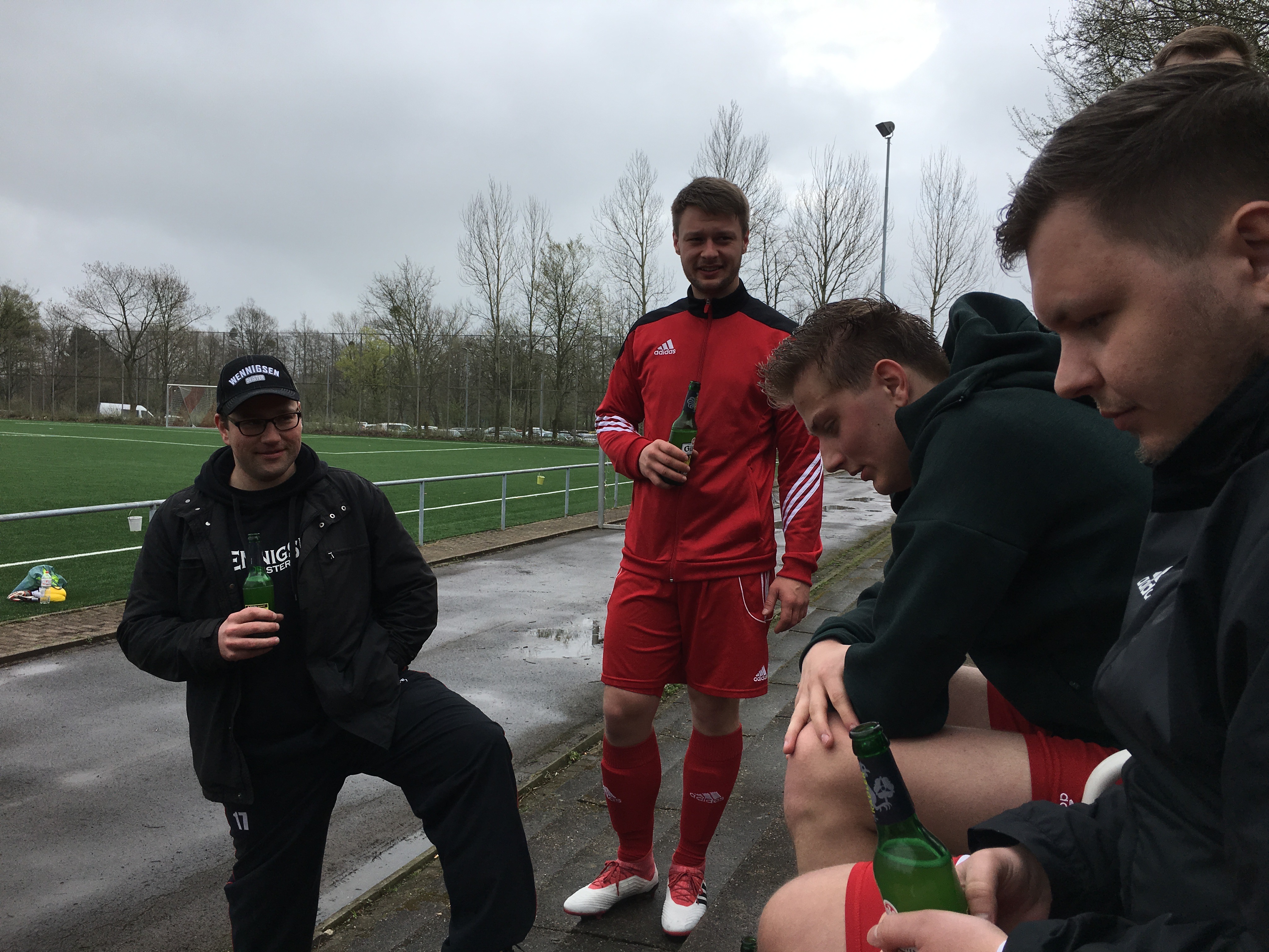 Dann halt ein Radler auf das Nicht-Erscheinen des Gegners