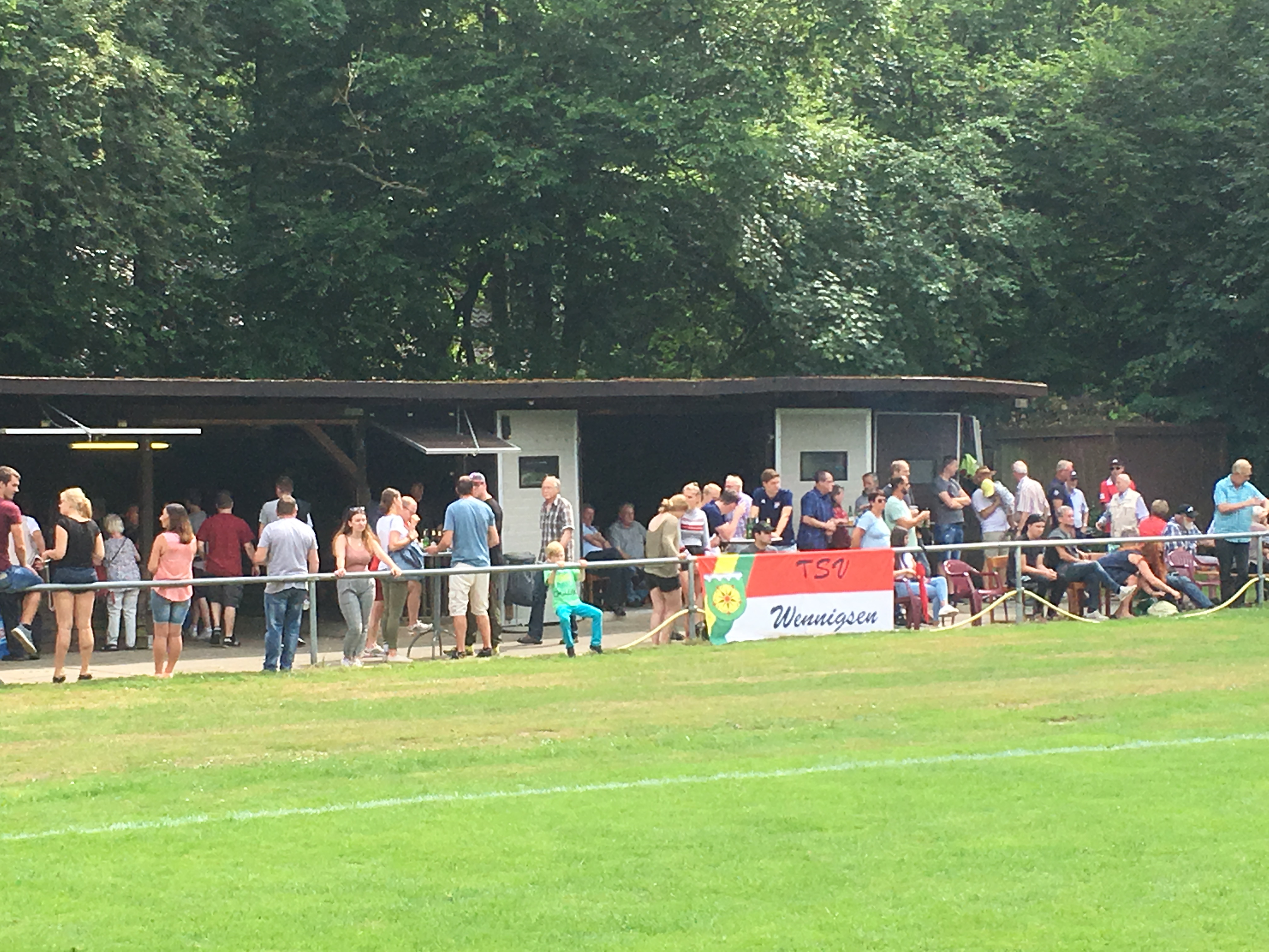 zahlreiche Zuschauer fanden den Weg zum Waldsportplatz