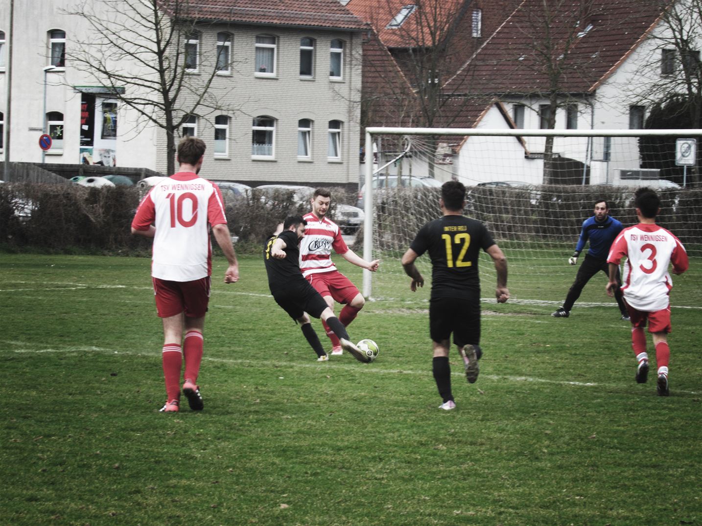 Marcel Lauenstein blockt den Schuss.