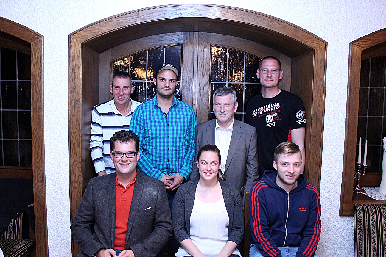 Die neugewählten Vorstandsmitglieder - Hintere Reihe von links: Geschäftsführer Matthias Fetköther, Vergnügungswart Timo Köps, 2.Spartenleiter Jürgen Stegen, 2.Jugendleiter Rico Kruppa - Vordere Reihe von links: Pressewart Sascha Diekmann, Kassenprüferin Sarah Lührßen, Schiedsrichterobmann Yannick Pohle