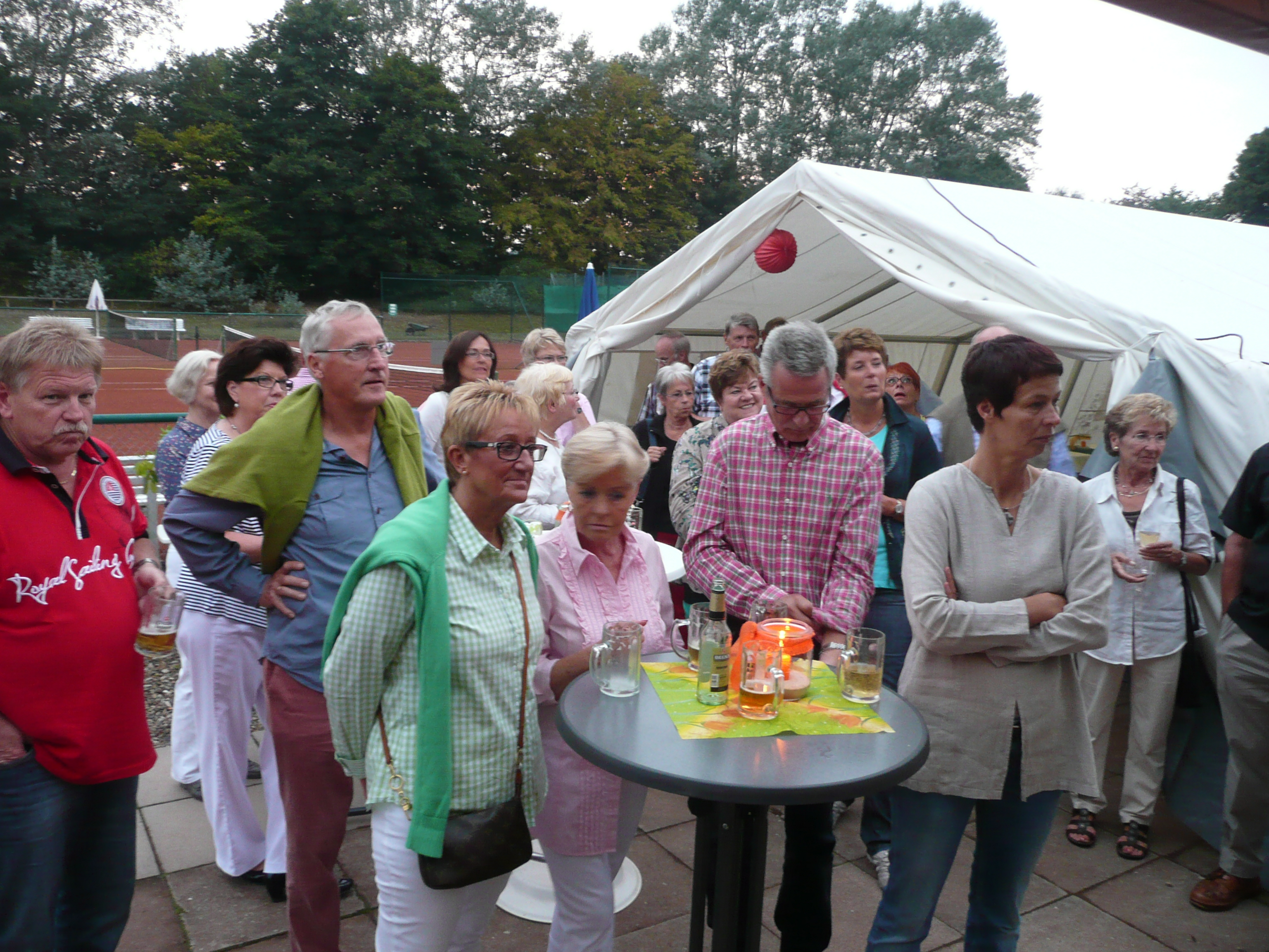 Alle lauschen dem Vorstand
