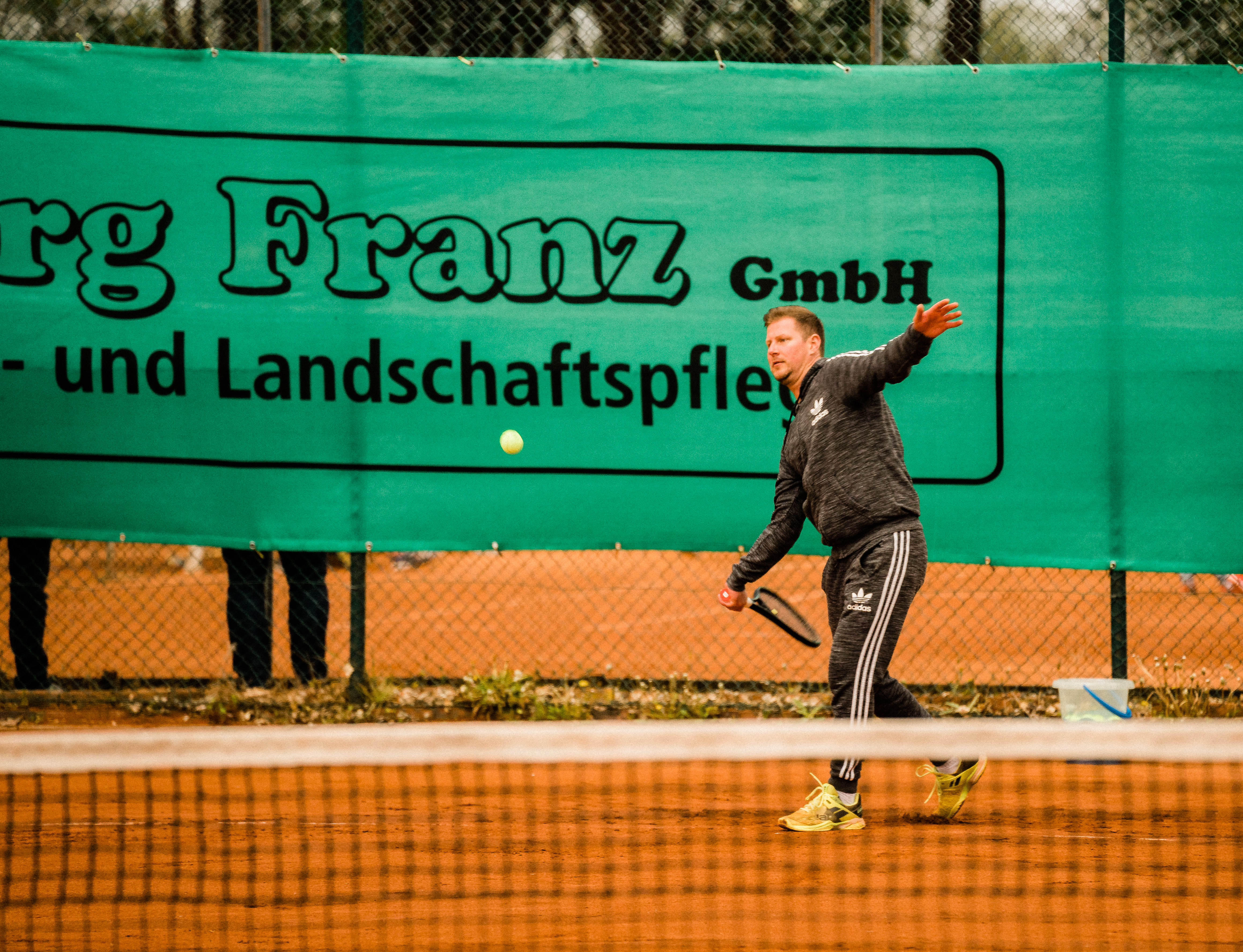 Benjamin vor dem neuen Werbepartner Georg Franz