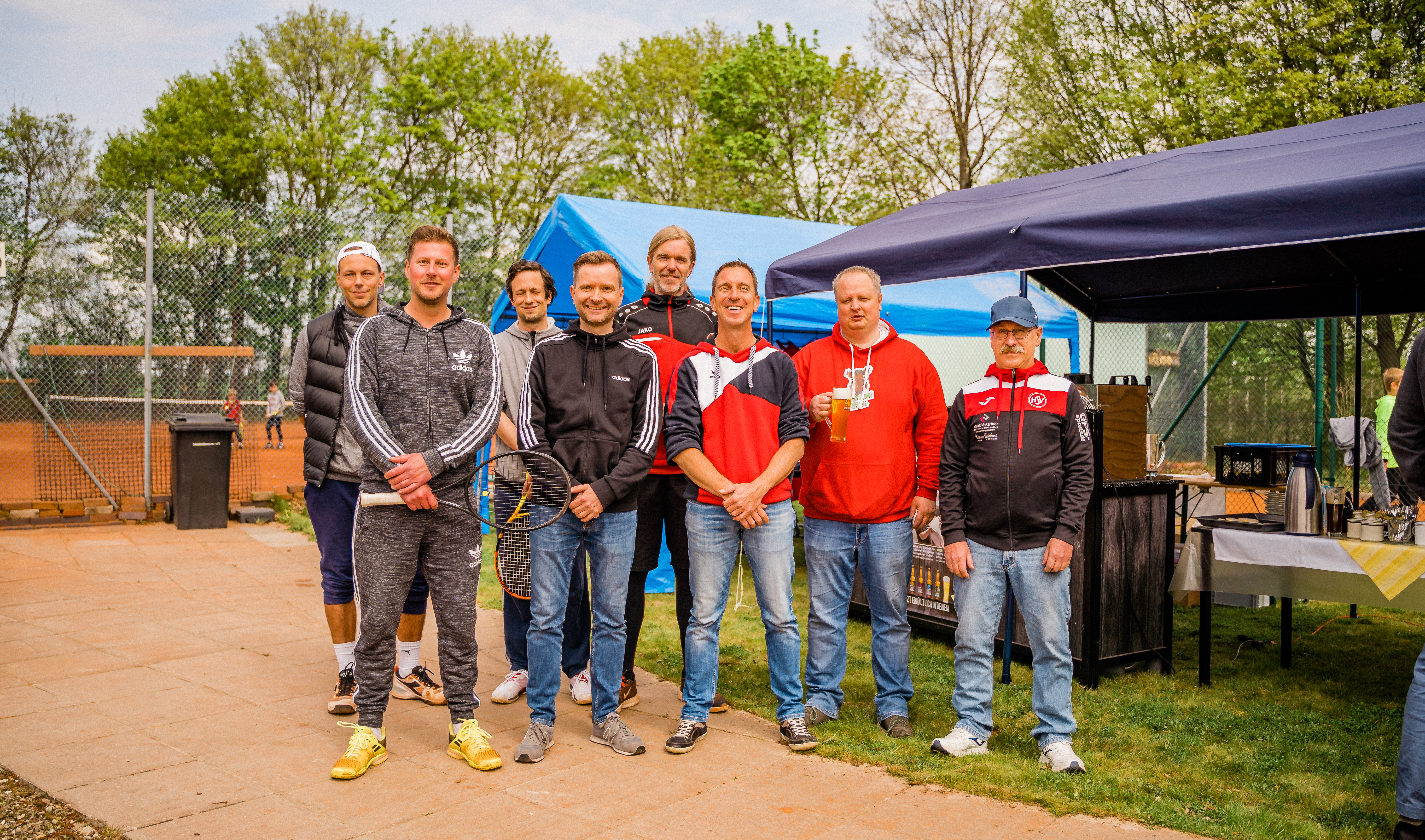 Trainer und Partner. - Bildnachweis: Fotograf Denis Möller Von links nach rechts: Rouven Knabe, Benjamin Baris, Stefan Friedrich, Marcel Fröhlich, Timo Wehrmann, Lars Geveke, Dennis Schulte, Ralf Marienhagen