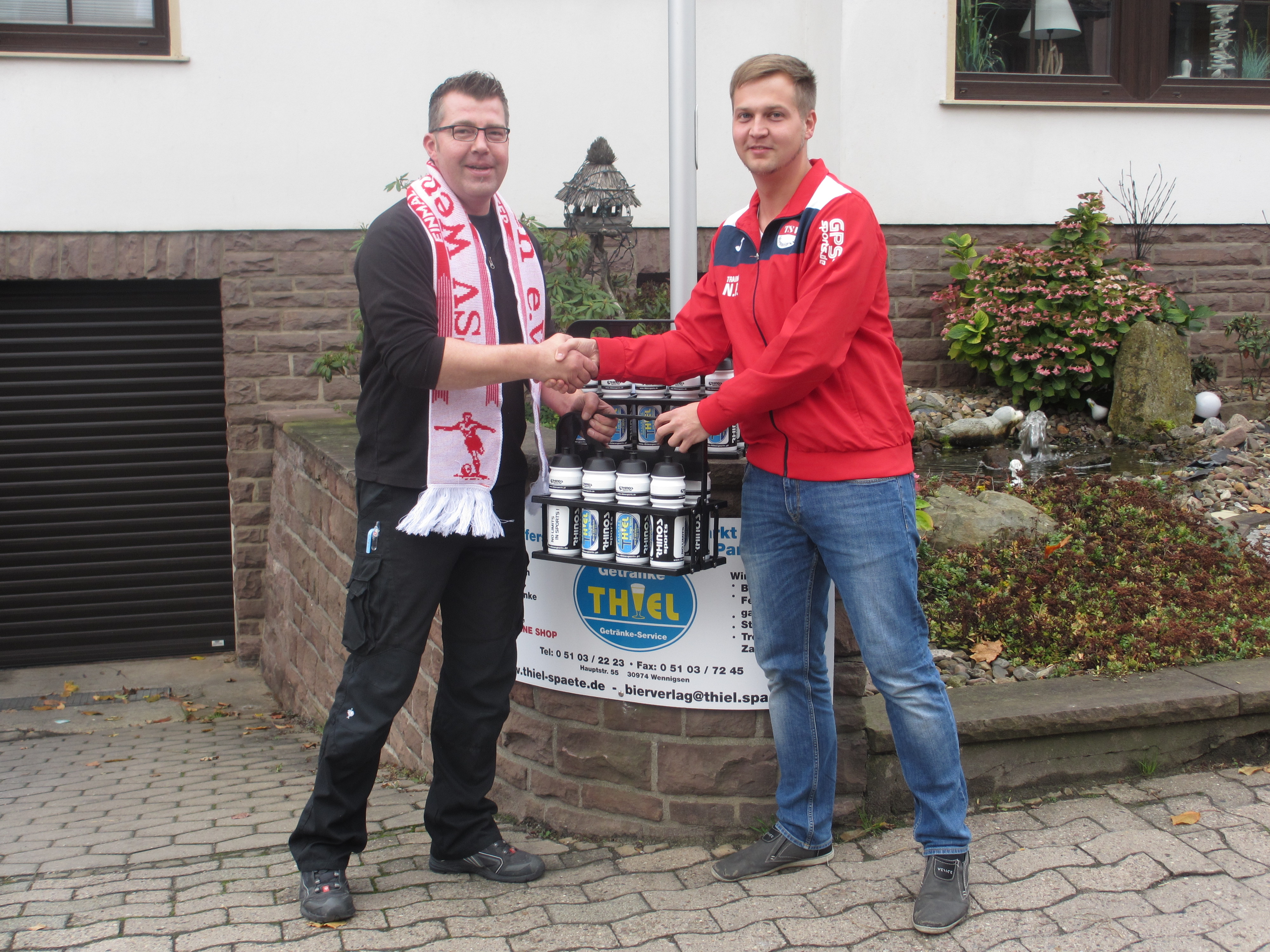 Inhaber Ingo Späte von Getränke Thiel mit Trainer Nils Pape.